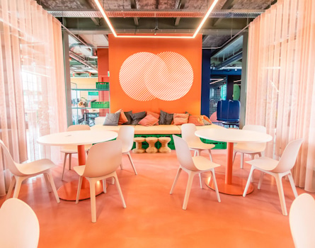 Unlock Creativity in Maastricht in Collab, a co-working space in the Social Hub. Designed by Studio Königshausen; the vibrant central square fosters networking and community engagement. Join us in this innovative co-working environment, where design meets adaptability to inspire creativity and growth.